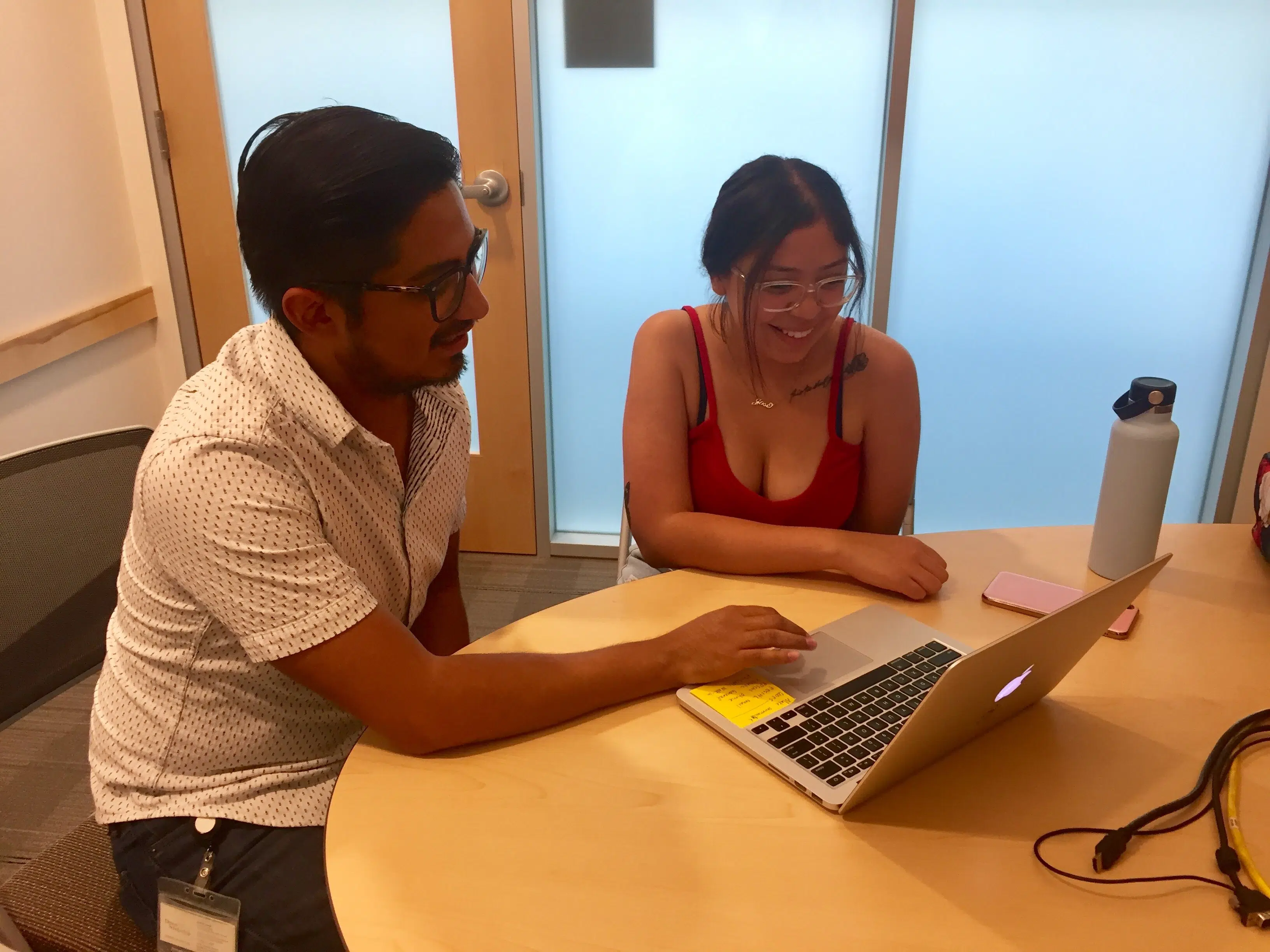 DSF Campus Advisor Josué Loma meets with Ashley, a first year DSF Scholar, to check in about scholarship requirements.